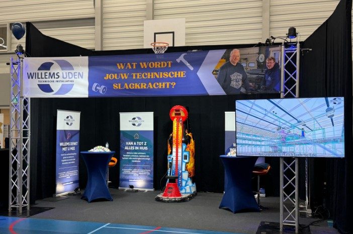 Stand UConnect met banner, tv-presentatie en kop van jut