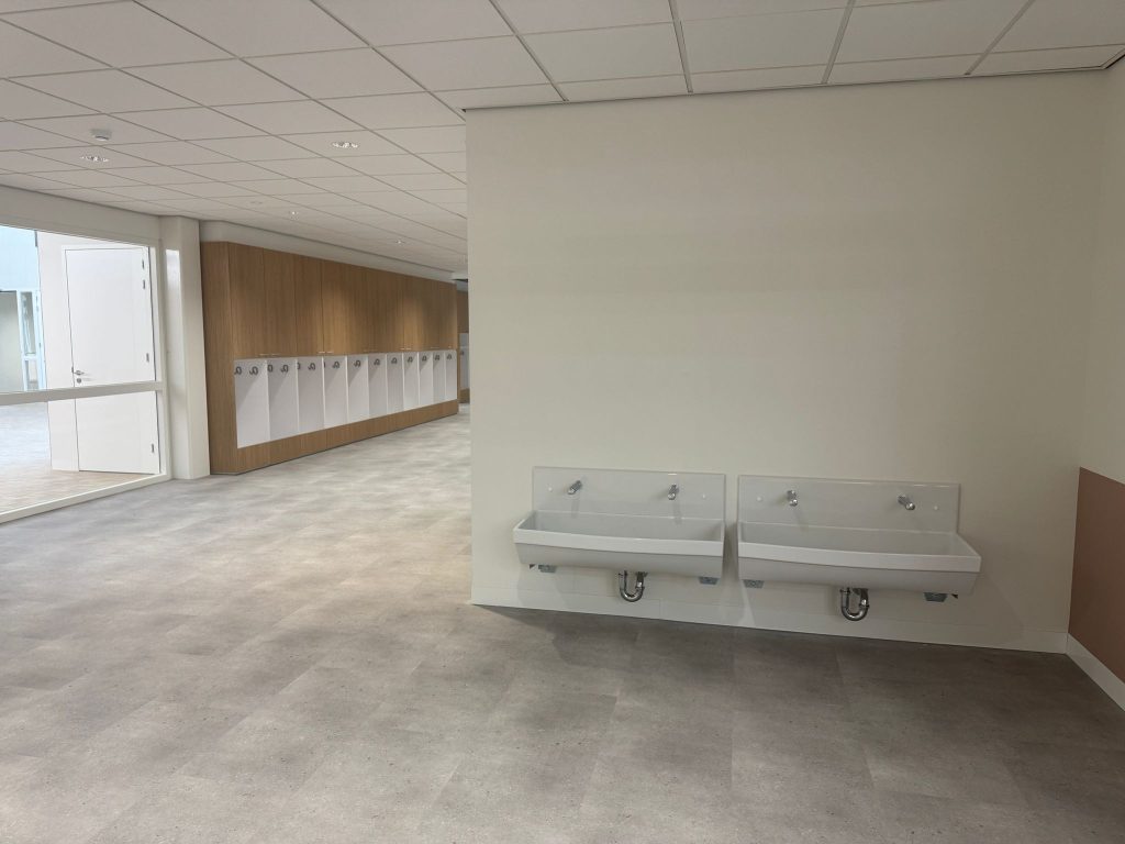 Hal met wasbakken KC Geldermalsen