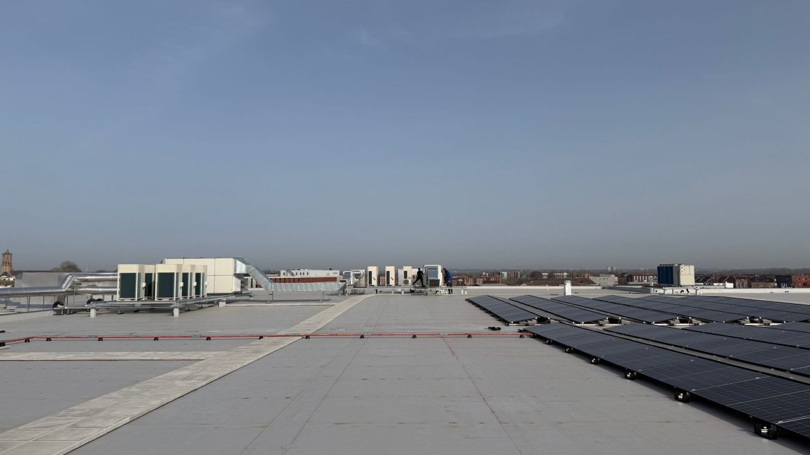 Wassenburg dak met installaties